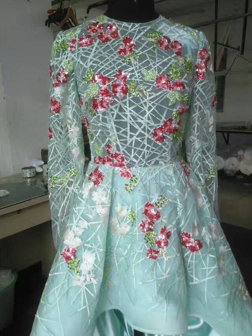 工厂生产的婚纱礼服即将成品出库前的样子是很不入眼